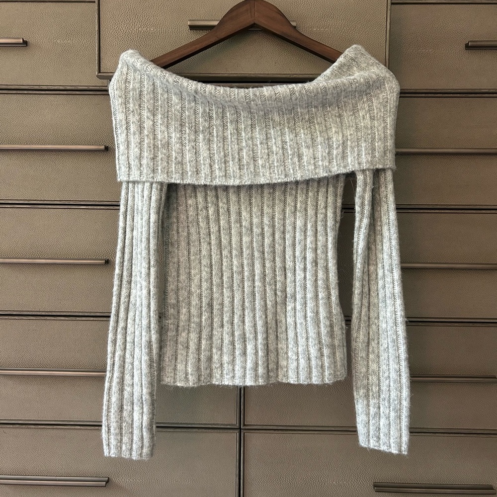 Abercrombie & Fitch Light Gray Off-Shoulder Sweater
